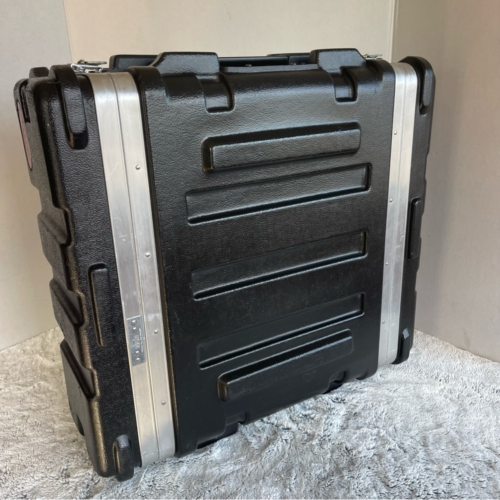 SKB 402-462. Molded Flight Hard Case - Black with Silver Trim - Picture 2 of 16